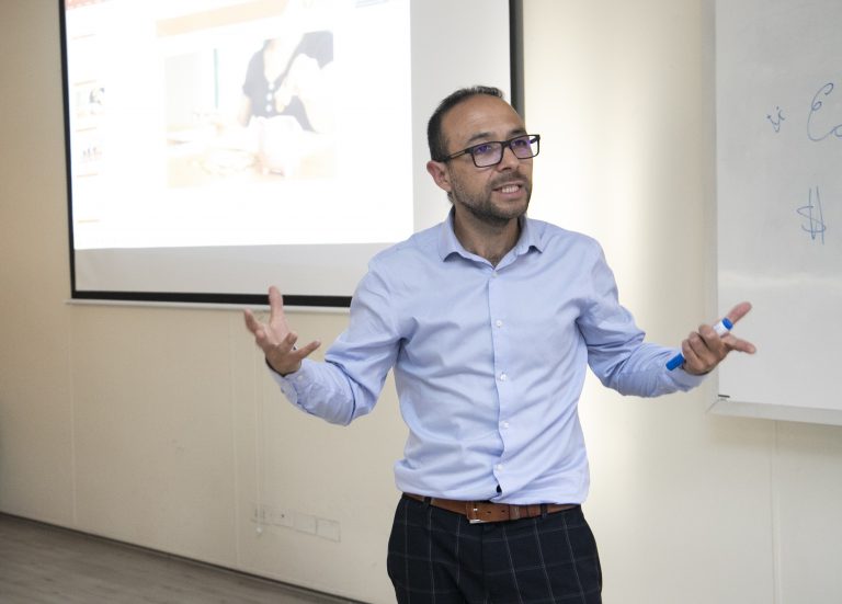 Escuela de Ingeniería Comercial se vincula con la comunidad de Santiago a través de Taller Financiero realizado en Campus Providencia