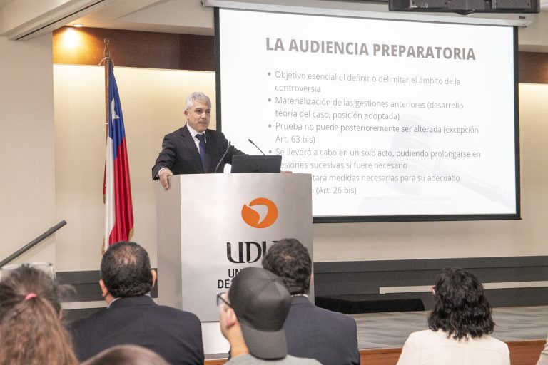 Facultad de Derecho convoca a egresados de Sede Santiago para ciclo de actualización profesional para contribuir en su desarrollo