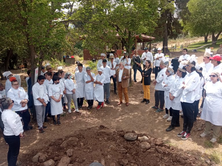 Estudiantes de Gastronomía del Campus Providencia, en conjunto con alumnos del Liceo Bicentenario de La Reina, preparan “Trilogía de Curantos” en la precordillera de la comuna
