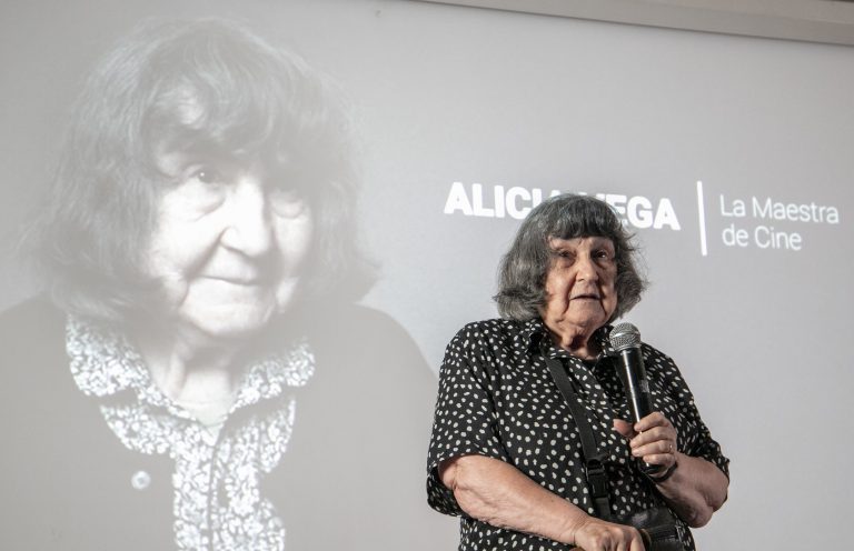 Con reconocimiento a cineasta Alicia Vega y con la presencia de estudiantes UDLA, inicia la 16° versión del Festival Noche de Monos en Campus Providencia