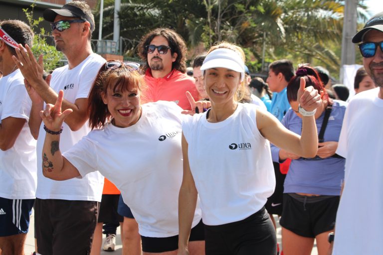 Más de 160 personas y siete carreras de UDLA son parte de Corrida Familiar realizada en el Campus Maipú