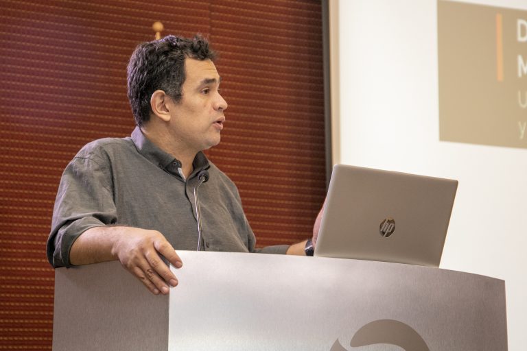 Expertos en Alfabetización Mediática e Informacional comparten experiencias en conversatorio de la Facultad Educación realizado en Campus Santiago Centro