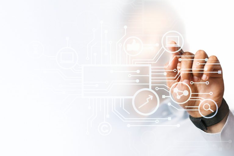 Economista del Centro de Formación de la OIT dicta clase sobre digitalización de servicios en las OES en el Programa de Formación de Líderes Gremiales de UDLA