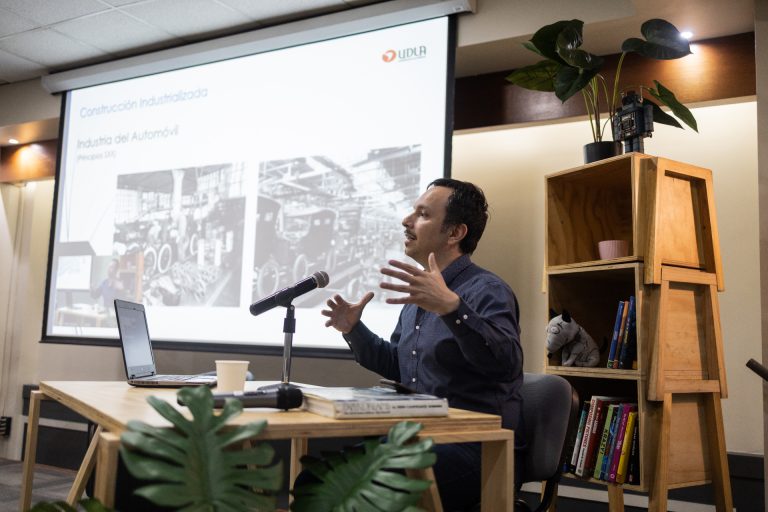 Sebastián Llanos, Máster en Ciencias de Construcción Sustentable, realiza charla sobre la industrialización de la construcción a estudiantes UDLA