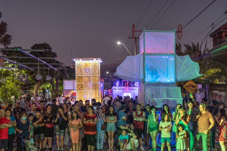 Con un multitudinario carnaval, estudiantes de la Escuela de Arquitectura UDLA presentan sus proyectos de título en la Villa Músicos del Mundo