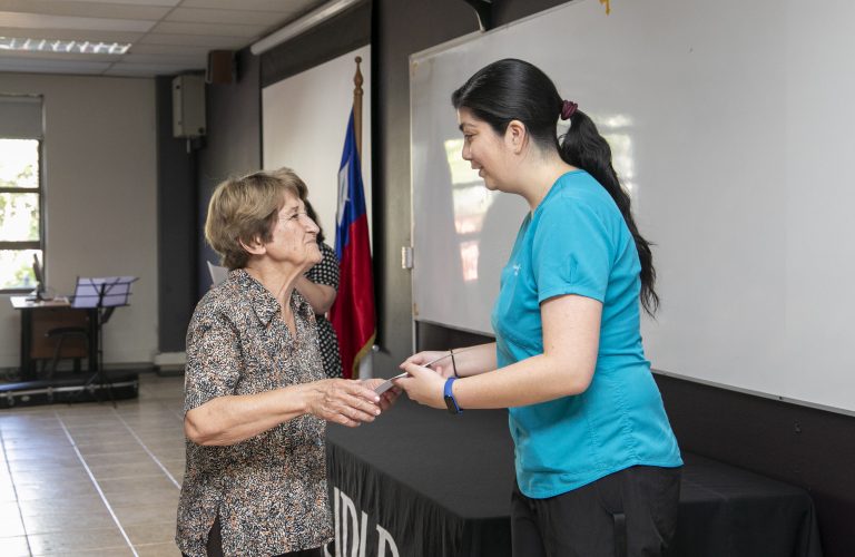 Primera versión de la Escuela Integral del Adulto Mayor del Campus Santiago Centro certifica a veinte vecinas del club “Vivir mi mejor edad” del Barrio República