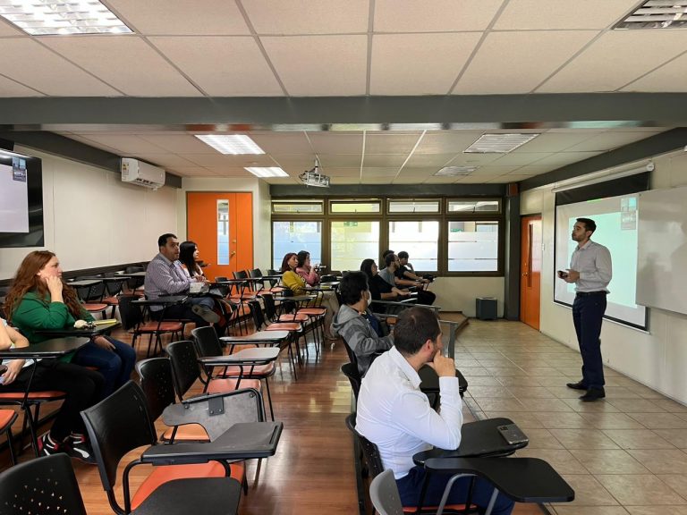 Académicos de la Escuela de Kinesiología exponen ante comunidad primeros hallazgos de investigación relacionada con accesibilidad e inclusión