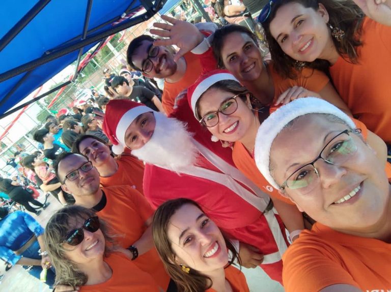 Navidad con sentido: Comunidad educativa y estudiantil del Campus Maipú entrega regalos a niños de la Villa San Luis IV