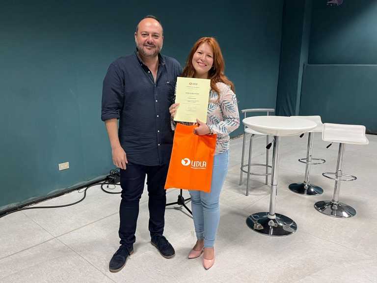 Crónica sobre la interrupción del embarazo se corona como ganadora del certamen “2.500 caracteres” organizado por la carrera de Periodismo