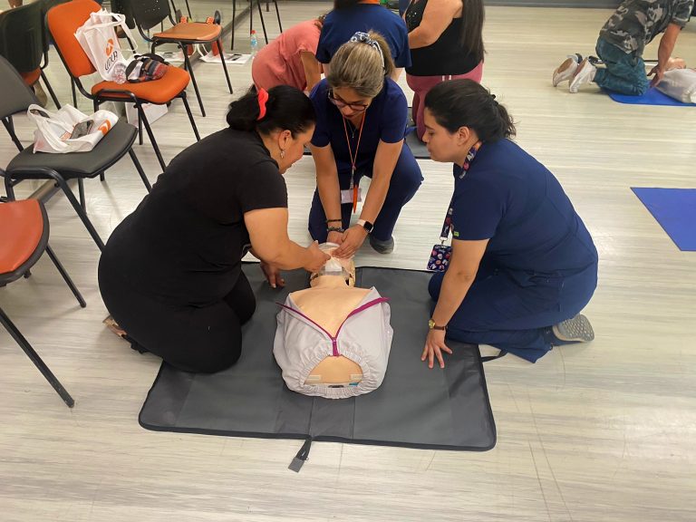 Dirigentes de ollas comunes reciben capacitación en primeros auxilios por parte de la Facultad de Salud y Ciencias Sociales