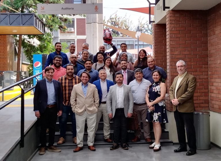 Egresados de la Escuela de Ingeniería y empleadores participan en encuentro de camaradería en el Campus Providencia