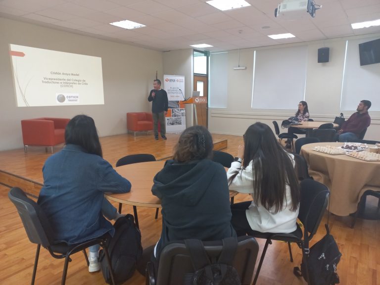 Egresados y estudiantes de Traducción e Interpretación en Inglés participan en charla sobre el desarrollo de la profesión y la relevancia de la asociación gremial