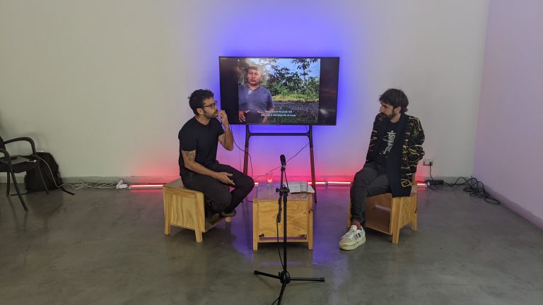 El arquitecto, escritor y educador, Paulo Tavares, aborda sus trabajos audiovisuales sobre conflictos ambientales en un nuevo capítulo de MOMENTO