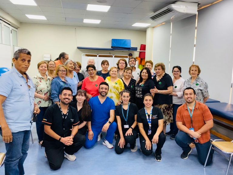 Estudiantes de tres carreras del Campus Providencia capacitan a 20 vecinos de Peñalolén en áreas de nutrición, kinesiología y herramientas digitales