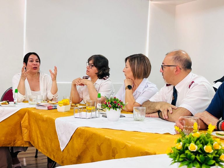 Ganadores del concurso de publicidad UDLA, ComunicaDV,  se reúnen con autoridades del Ejército de Salvación para poner en marcha campaña de comunicación