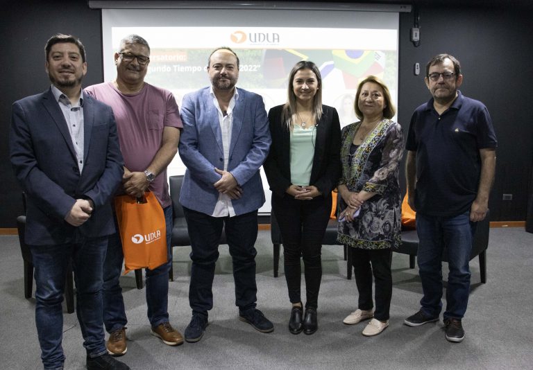 Ronald Fuentes y destacados periodistas nacionales analizan el Mundial de fútbol de Qatar junto a estudiantes de la Escuela de Periodismo y Comunicaciones UDLA
