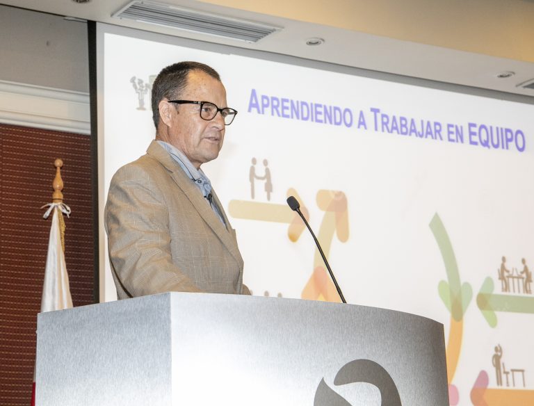 Académico investigador UDLA dicta conferencia en torno al trabajo en equipo a estudiantes y egresados de Pedagogía en Educación Básica