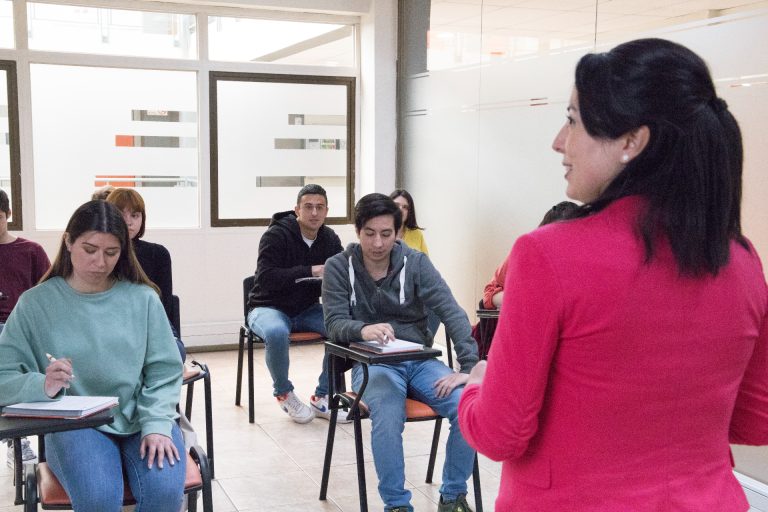 Representantes de Vinculación con el Medio de UDLA exponen trabajo del área en charla organizada por la Universidad Católica de Temuco