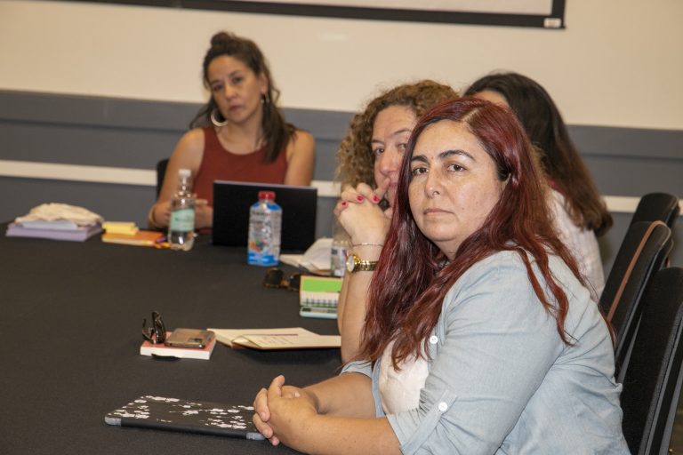 Docentes, equipos directivos y sostenedores comparten experiencias sobre participación y género en encuentro organizado por la Facultad de Educación