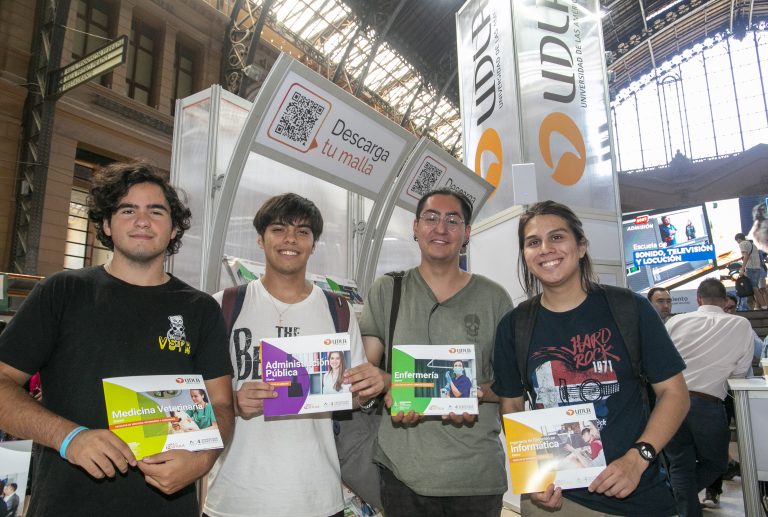 Con estudiantes de pregrado y académicos como orientadores, UDLA está presente en la Feria de Postulación y Matrícula 2023 realizada en Estación Mapocho