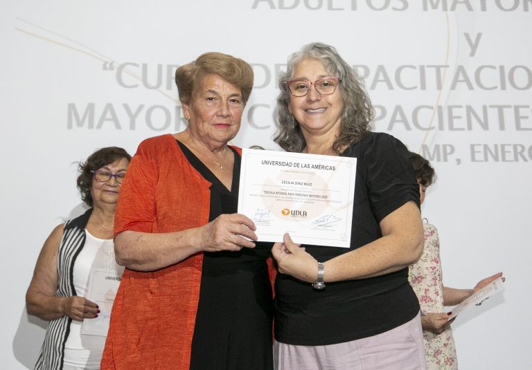 18 vecinas reciben su diploma tras participar en la segunda versión de la Escuela Integral para Personas Mayores que organizó el Campus Maipú