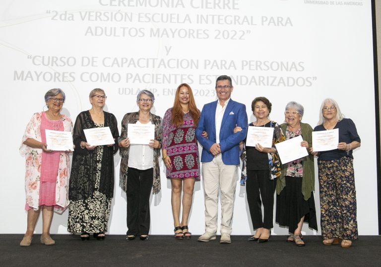 Primer curso de capacitación para personas mayores como pacientes estandarizados, ejecutado por los Fondos Concursables VcM, certifica a vecinos de Maipú