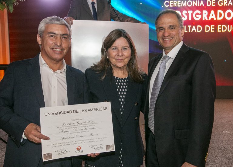 Estudiantes del Magíster en Docencia Universitaria se reúnen en Campus Santiago Centro para celebrar su graduación