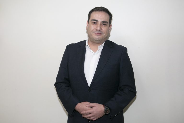 Avelino Martínez, egresado de Periodismo, es parte de Chilevisión Noticias: “Mi paso por UDLA fue importante para poder llegar a la televisión”