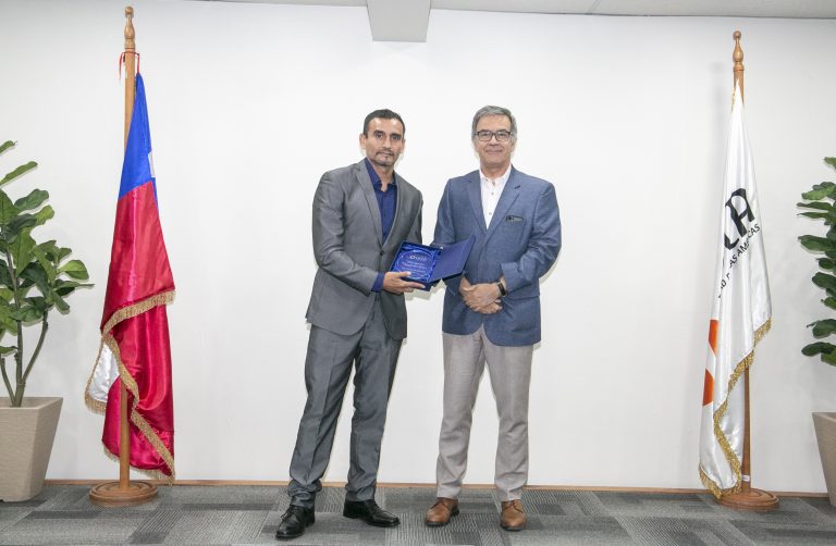 Sede Santiago premia el trabajo de egresados en las categorías de Compromiso Comunitario, Emprendimiento y Sello UDLA