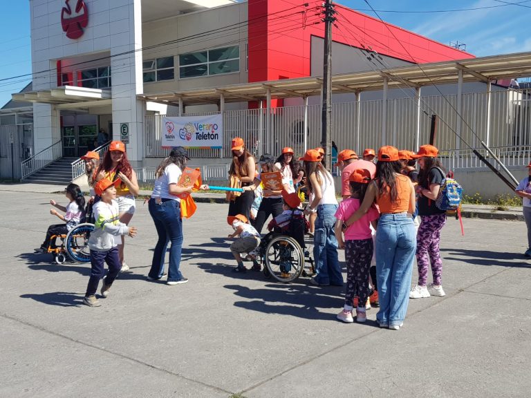 Académicos y estudiantes de Sede Concepción lideran taller de microscopía a usuarios de Instituto Teletón