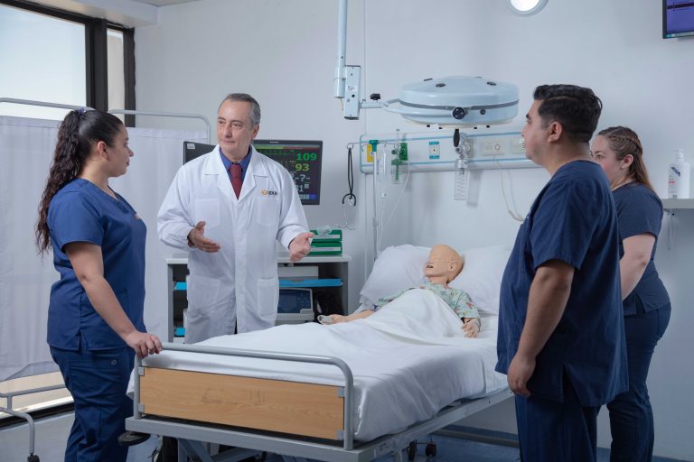 Decano Osvaldo Artaza con estudiantes de la Facultad de Salud y Ciencias Sociales en CESS