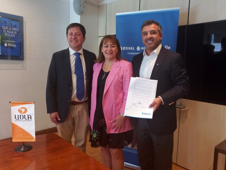 Esval y UDLA firman convenio que otorgará becas para retomar estudios en carreras de pregrado