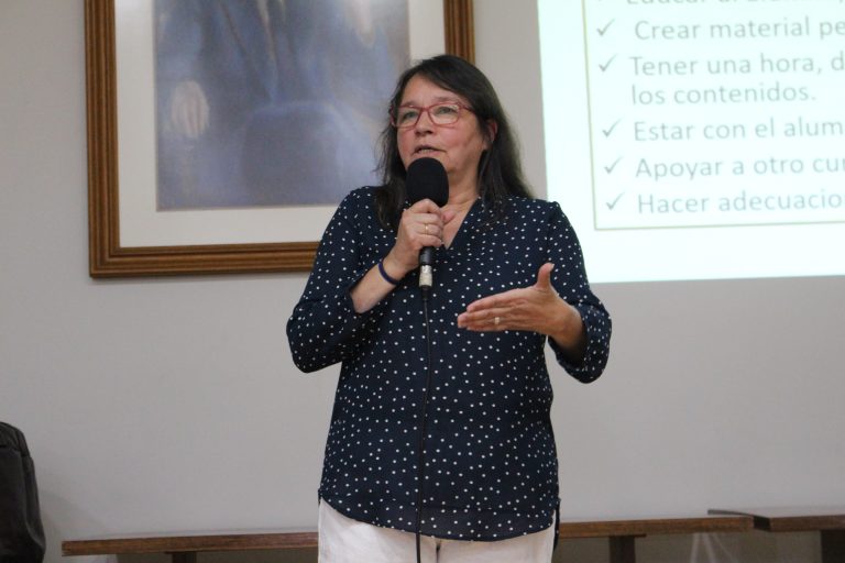 Académica de UDLA presenta resultados de investigación sobre los desafíos del Intérprete en Lengua de Señas chilena en el contexto escolar