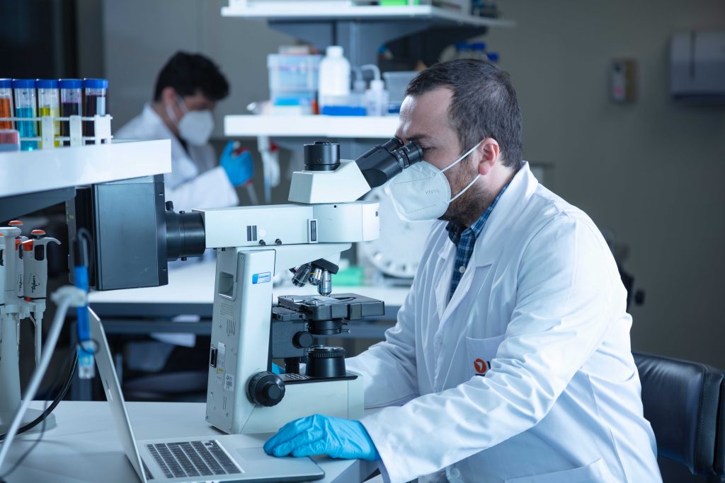 Laboratorio de Biología Molecular, Sala de Cultivo Celular y Microscopía.