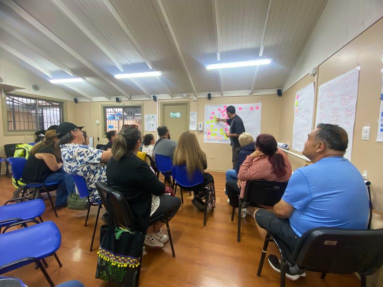 Programa de Intervención Comunitaria de Sede Concepción profundiza sobre habitabilidad y urbanismo en Escuela Comunitaria dirigida a vecinos del barrio Pedro del Río Zañartu