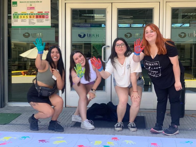 Comunidad universitaria de UDLA crea lienzo a favor de la erradicación de la violencia contra la mujer