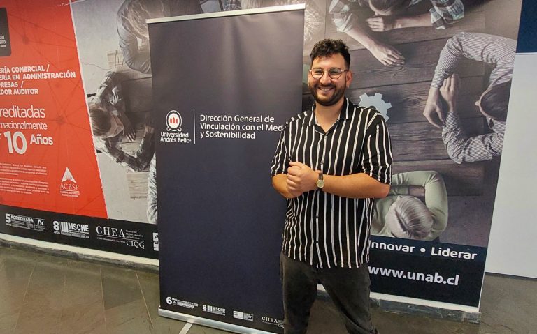 Representantes de la Dirección de VcM de UDLA exponen el impacto del Programa de Atención a la Comunidad en Seminario Internacional