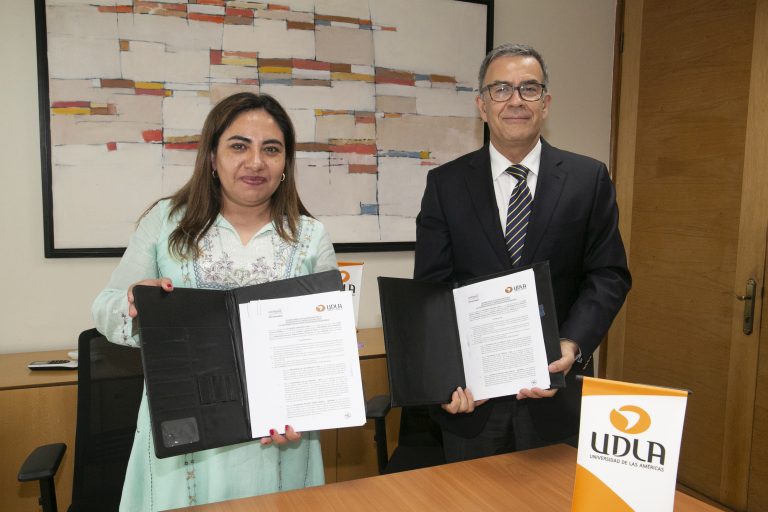 UDLA firma convenio de colaboración con Universidad Franz Tamayo de Bolivia
