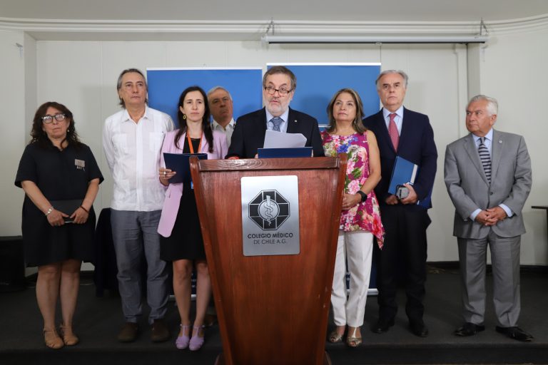 Decano de la Facultad de Salud y Ciencias Sociales participa en reunión de COLMED junto a ex ministros de Salud