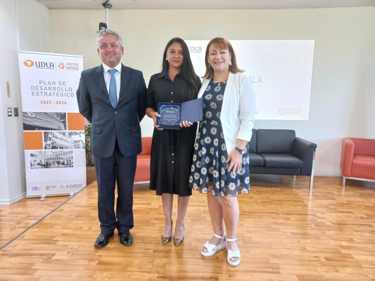 Sede Viña del Mar galardona a ocho de sus egresados quienes destacan por su ejercicio profesional en distintas áreas disciplinares