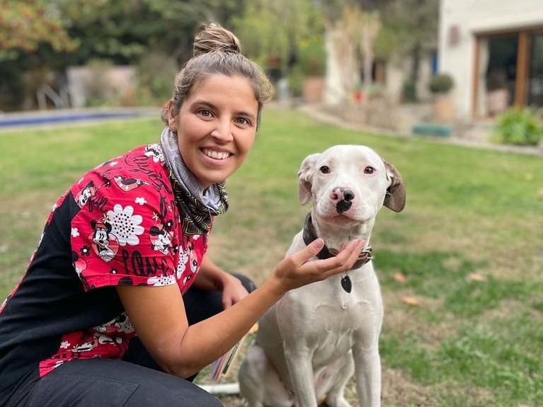 Egresada de Medicina Veterinaria trabaja desde España en ozonoterapia: “La cercanía y la motivación de los académicos de UDLA no las he visto en otras instituciones”