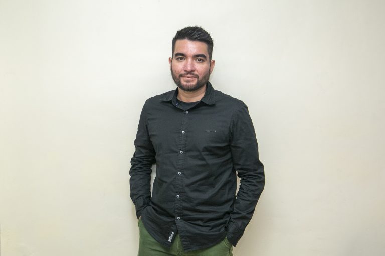 Egresado es parte de cafetería pionera en la inclusión laboral en Chile: “En UDLA descubrí que las oportunidades se buscan con dedicación, esfuerzo y profesionalismo”