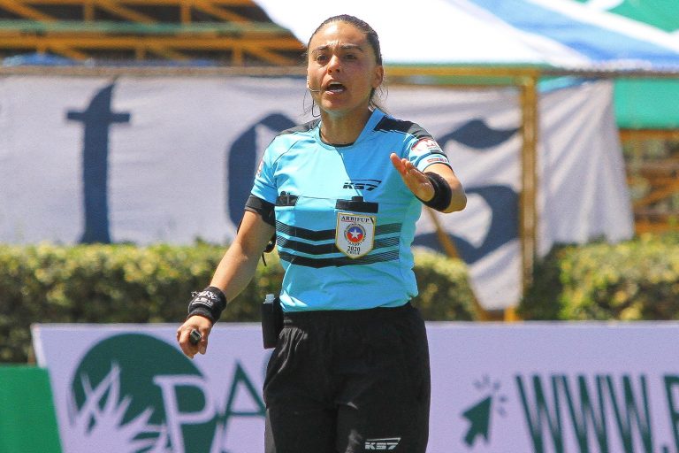 Egresada de UDLA y árbitra de la próxima Copa del Mundo de fútbol femenino: “Ser kinesióloga me ha servido muchísimo en mi vida deportiva y profesional”