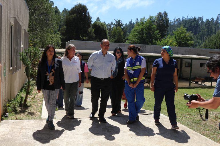 Gobernador Regional del Biobío visita Estación Experimental de Sede Concepción para conocer la labor desarrollada por UDLA con animales heridos en los incendios