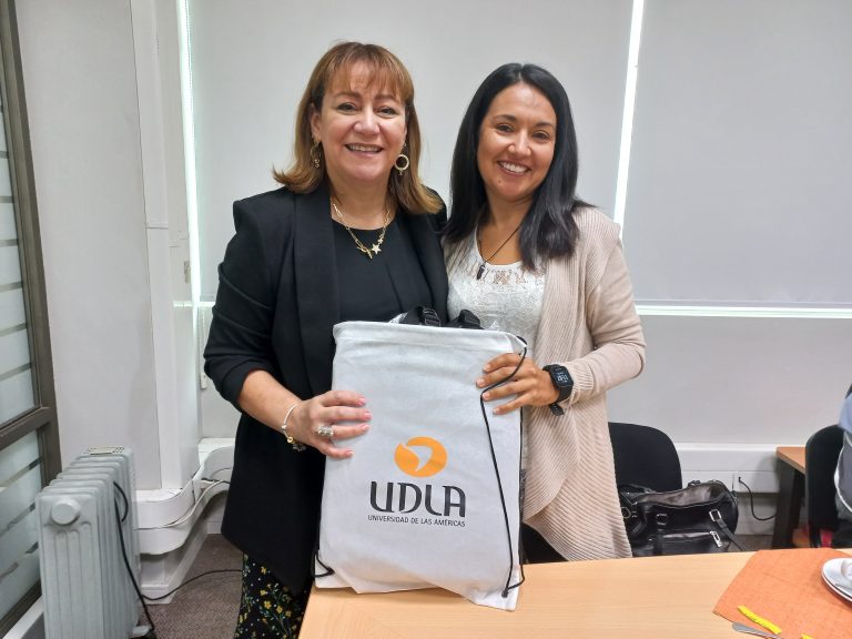 Profesora que obtuvo puntaje nacional en matemática y se matriculó en carrera de Psicología, participa en desayuno con autoridades UDLA