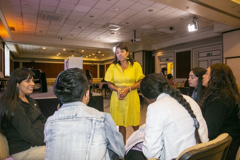 Escuela de Enfermería realiza ceremonia de iniciación para estudiantes que comienzan su práctica profesional
