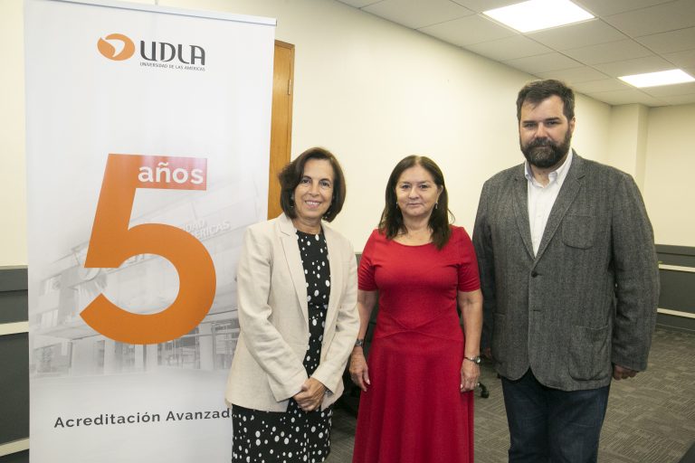 Expertos analizan principales desafíos para incorporar más mujeres a carreras y trabajos masculinizados