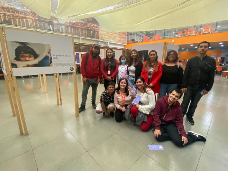 Muestra fotográfica exhibida en Sede Concepción recibe la visita de miembros de la Fundación Chilena para la Discapacidad