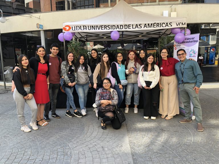 Escuela de Obstetricia y Puericultura instala stand informativo para concientizar sobre el cáncer cervicouterino en el día internacional de su prevención