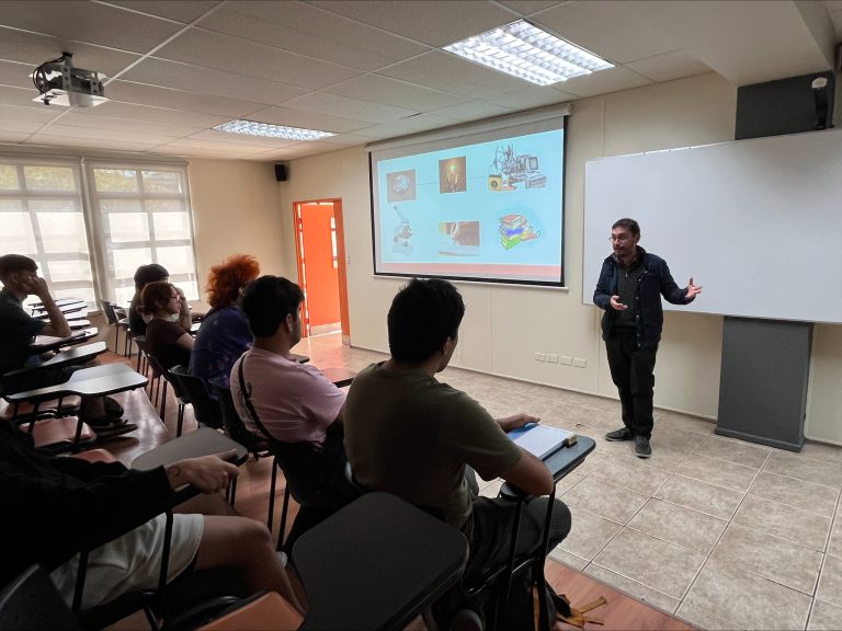 Académicos UDLA imparten talleres de inducción que refuerzan temáticas relacionadas a los procesos de investigaciones a estudiantes nuevos de la Facultad de Comunicaciones y Artes